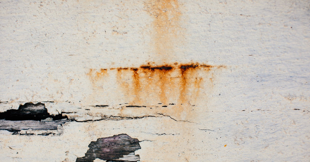 How to remove rust stains from painted render