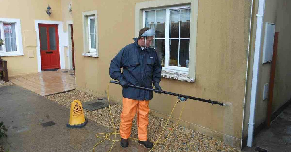 Soft washing wall render with Benz Lightning Cleanze