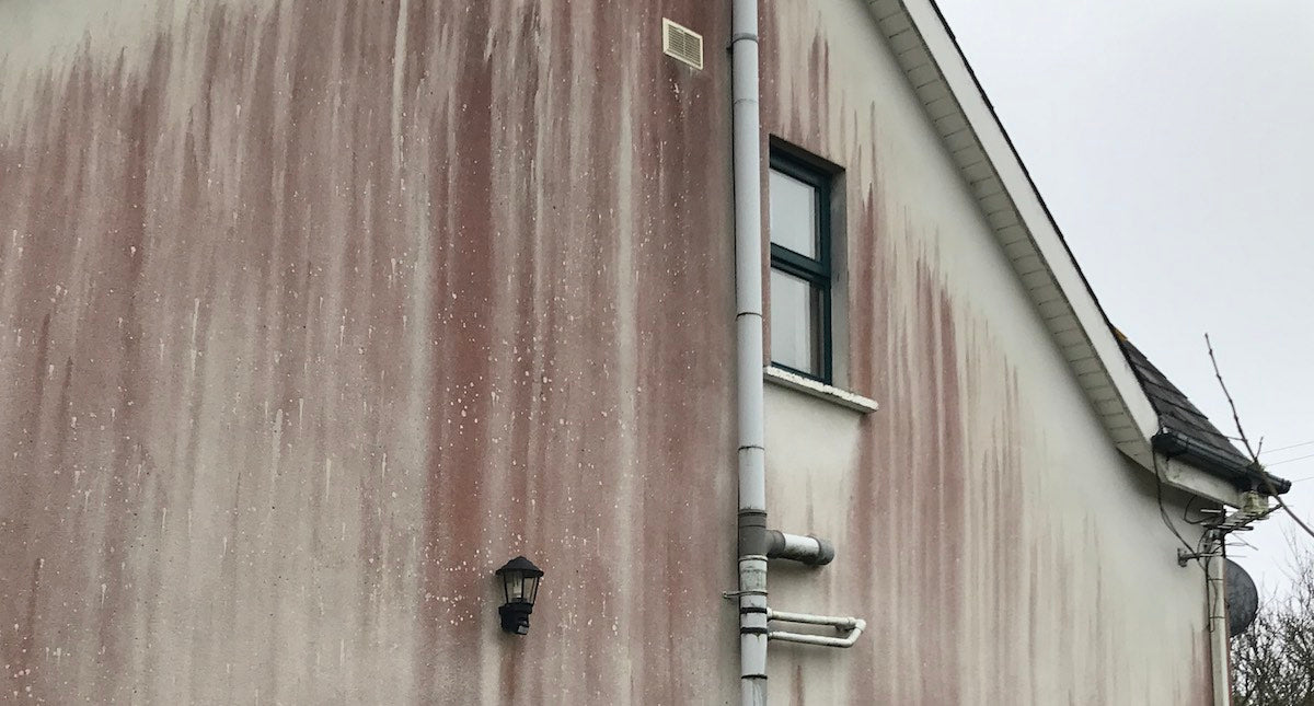 What are the best ways to soft wash red algae stain from render?